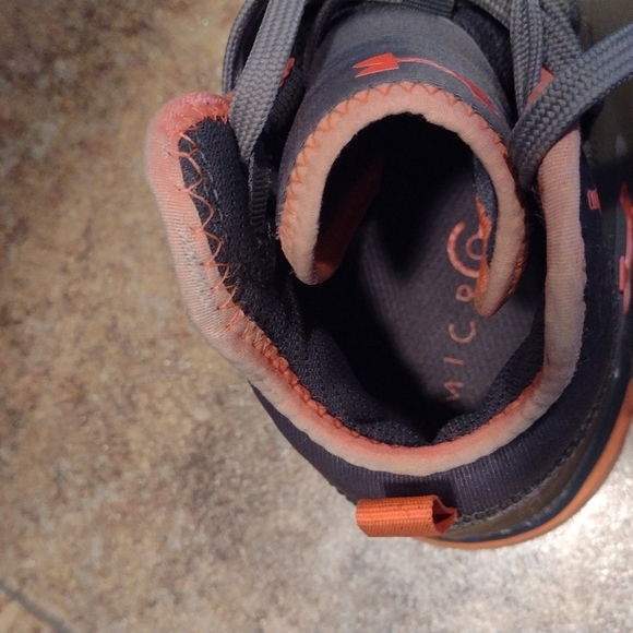 UNDER ARMOUR BOY'S SNEAKERS.  GENTLY WORN. Great color combination. - Picture 8 of 9